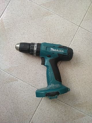 TALADRO PERCUTOR A BATERÍA MAKITA DE 18V de segunda mano por 30 EUR en Onil  en WALLAPOP