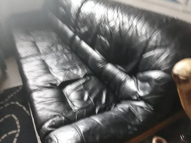 Sofá piel de vaca 2,50 cm de segunda mano por 100 € en La Pineda en