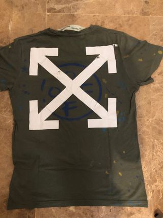 Camiseta off white de segunda mano por 50 EUR en Estepona en WALLAPOP