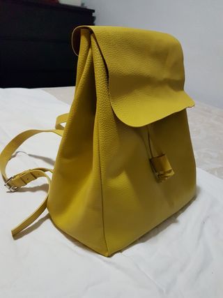 BOLSO AMARILLO ZARA de segunda mano por 10 EUR en Barcelona en WALLAPOP