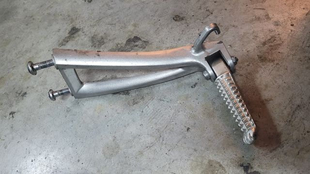 estribera trasera izquierda yamaha R6 r