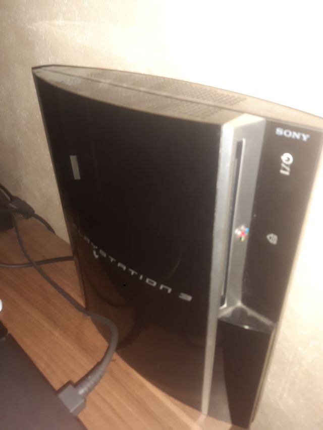 PS3 con 3 mandos y con 23 juegos