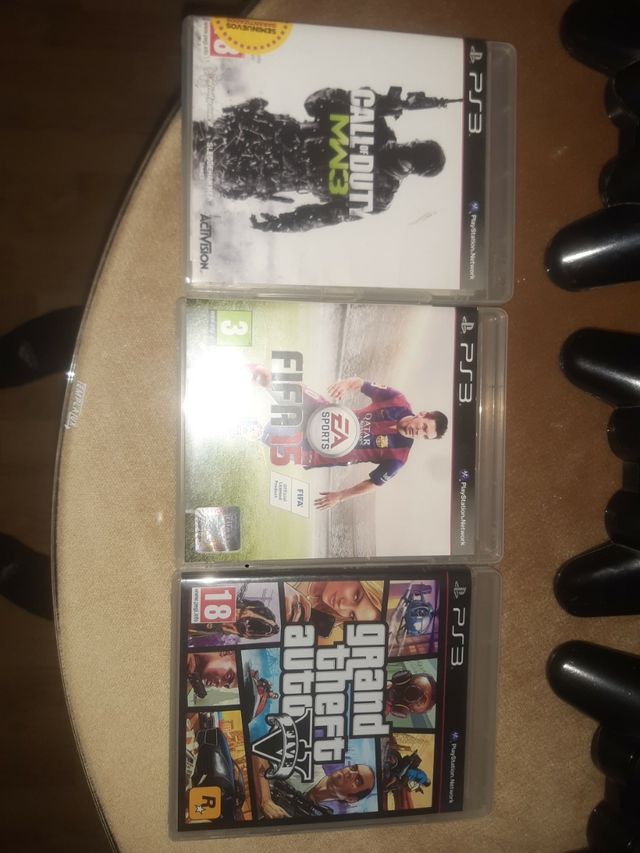 PS3 con 3 mandos y con 23 juegos