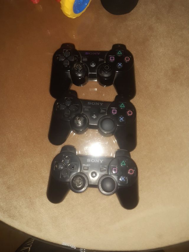 PS3 con 3 mandos y con 23 juegos