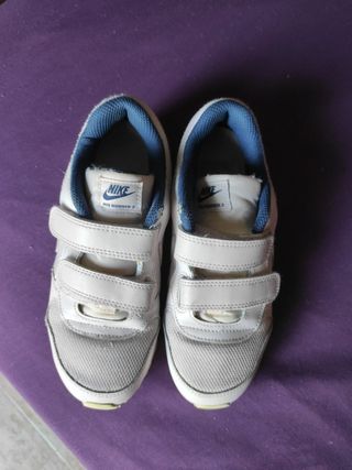 Zapatillas Nike de niña número 32 de segunda mano por 10 EUR en Emisora  Radio Elect Campillo en WALLAPOP