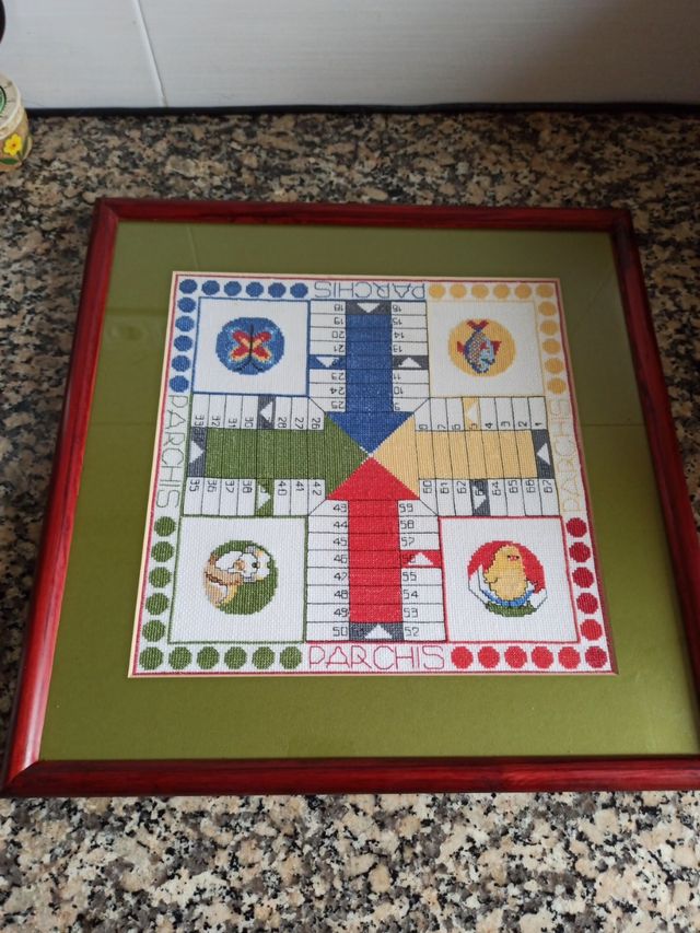 PARCHIS HECHO A MANO PUNTO D CRUZ