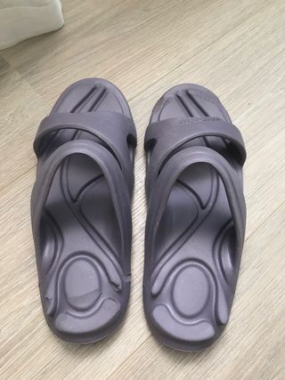 Chanclas mujer Tribord talla 36 color morado de segunda mano por 2 EUR en  Valencia en WALLAPOP