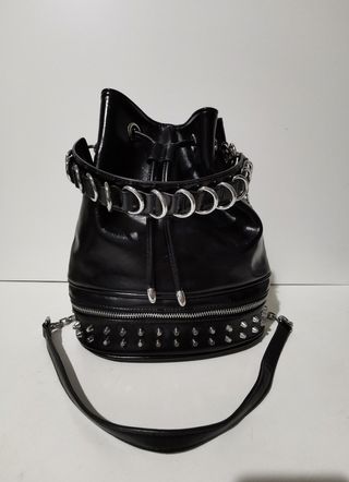 Bolso saco bandolera con tachuelas negro Zara de segunda mano por 24,9 EUR  en Barcelona en WALLAPOP