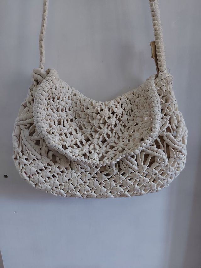 Bolso color crema.