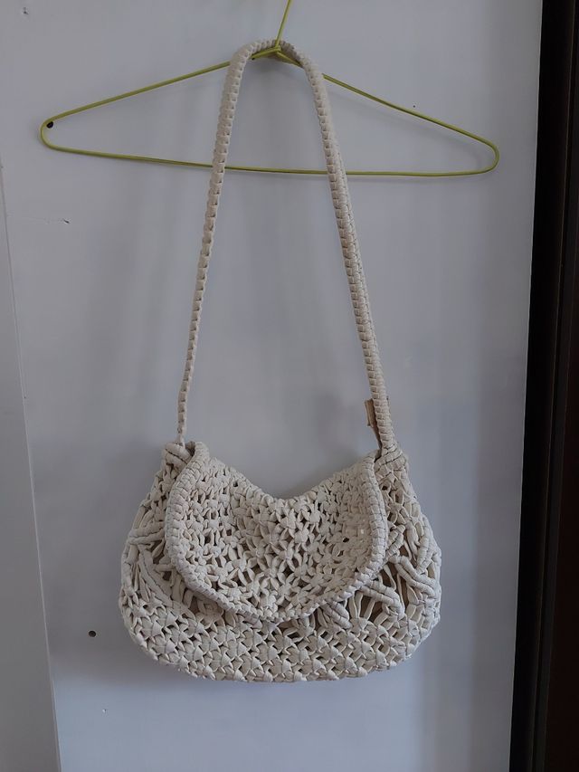 Bolso color crema.
