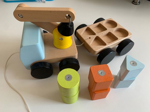 Camión grúa de madera