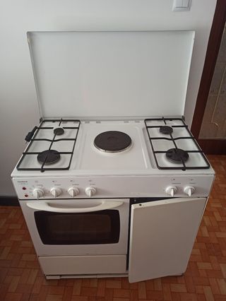 Cocina 90cm Corberó 4 fuegos + horno + flexo gas de segunda mano por 133  EUR en Barcelona en WALLAPOP
