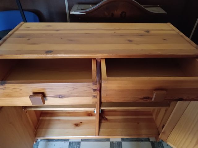 mueble de pino maciso