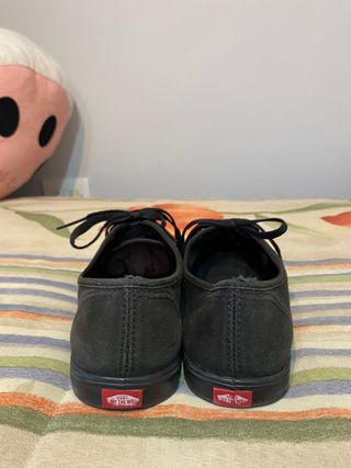 Zapatillas Vans negras de segunda mano por 18 EUR en Alcalá la Real en  WALLAPOP