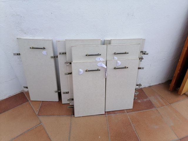 9 puertas para armarios de cocina de segunda mano por 50 € en Alhaurín