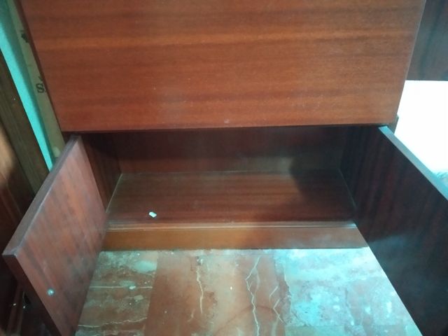 mesa robusta plegable de madera con almacenaje