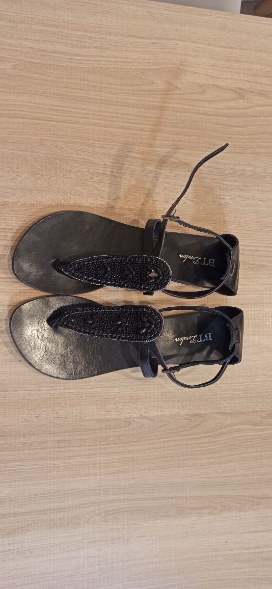 Sandalia plana negra