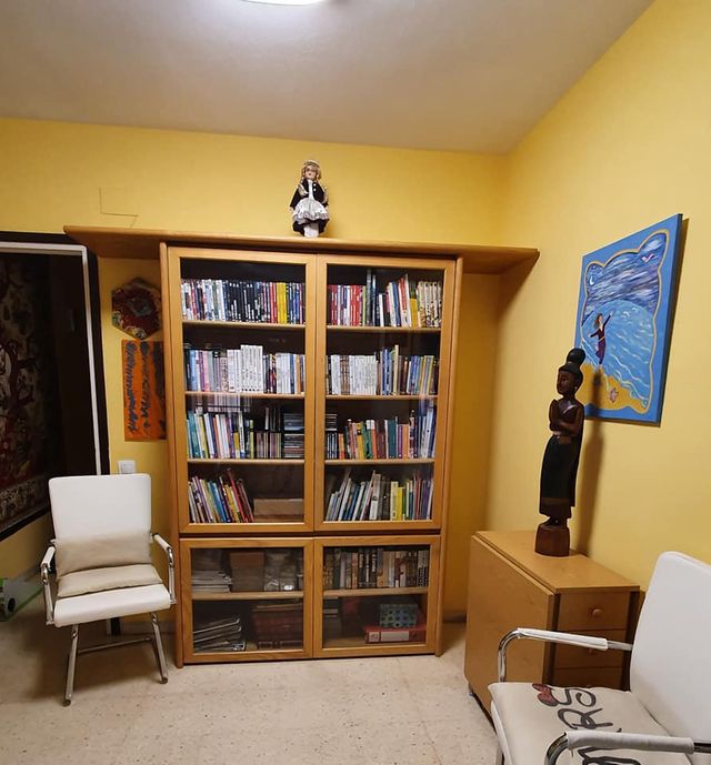 LIBRERÍA DE ROBLE CON PUERTAS DE CRISTAL de segunda mano por 125 € en