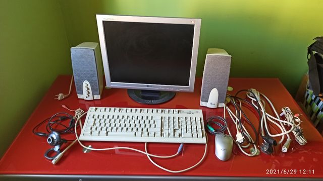 monitor, altavoces, teclado, ratón, micro, Cámara.