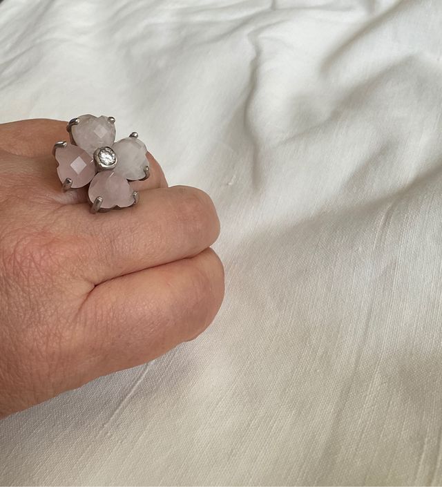 Anillo de cuarzo rosa, acero y zafiro