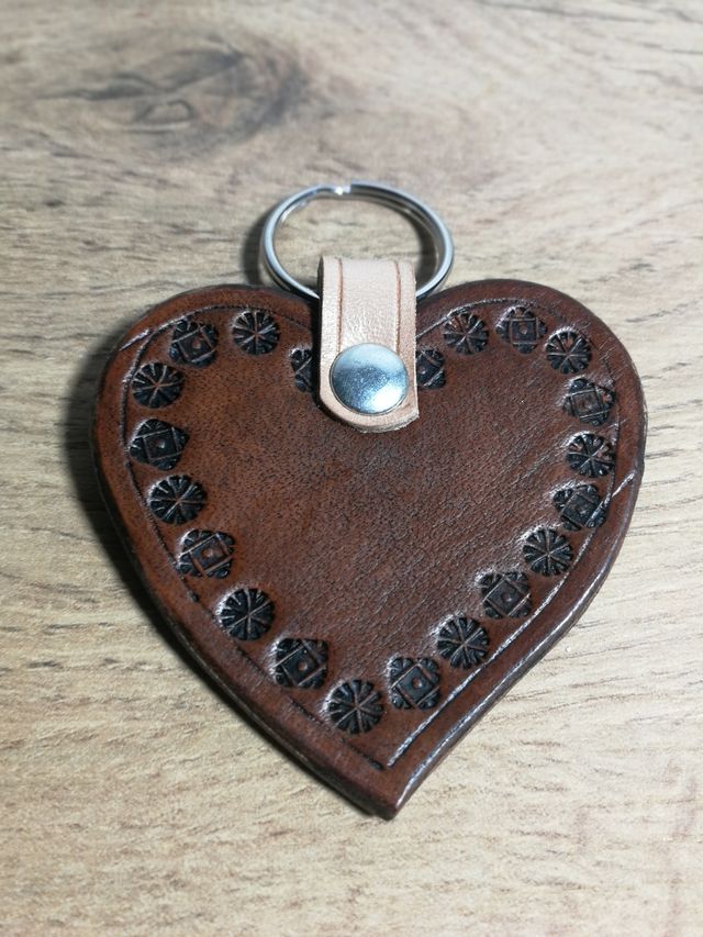 Llaveros de corazones de cuero