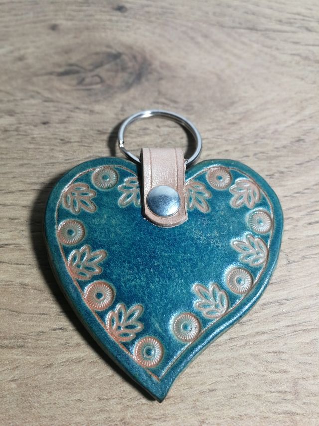 Llaveros de corazones de cuero