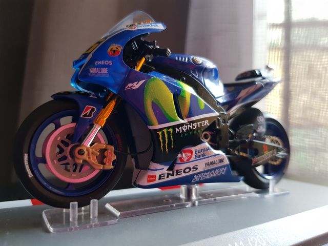 Miniatura moto Yamaha YZR-M1 Rossi