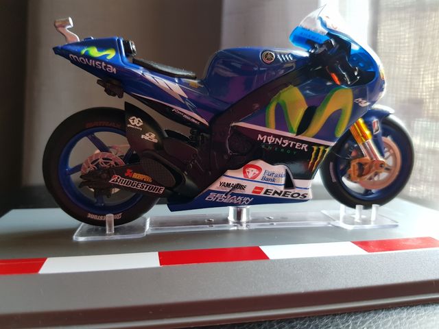 Miniatura moto Yamaha YZR-M1 Rossi