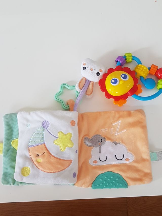 librito felpa y sonajero