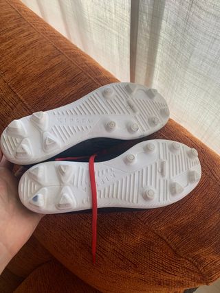 Zapatillas fútbol niño Kipsta (Decathlon) Talla 35 de segunda mano por 5  EUR en Leganés en WALLAPOP