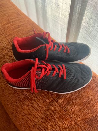 Zapatillas fútbol niño Kipsta (Decathlon) Talla 35 de segunda mano por 5  EUR en Leganés en WALLAPOP