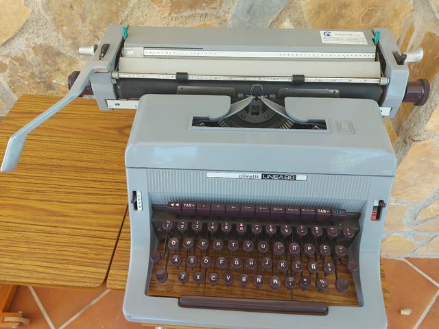 Maquina de escribir Olivetti linea 88