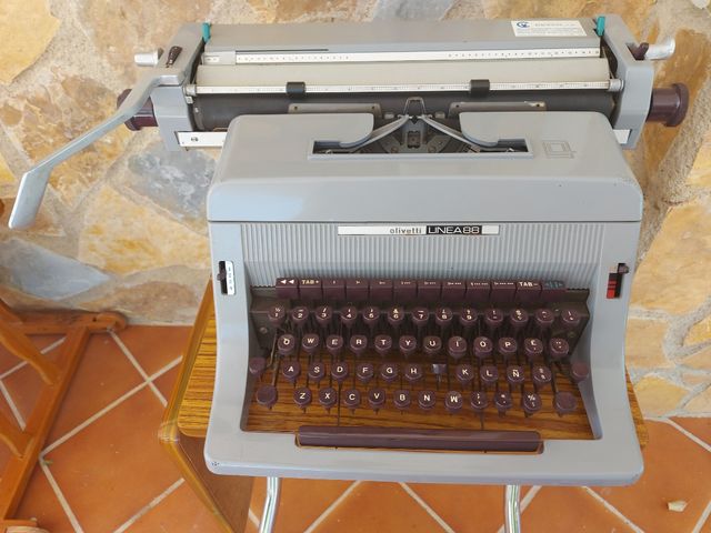 Maquina de escribir Olivetti linea 88