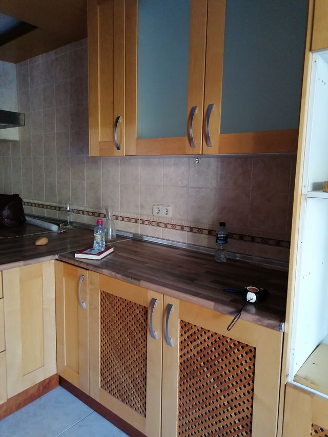 Muebles de cocina y fregadero de esquina de segunda mano por 100 € en
