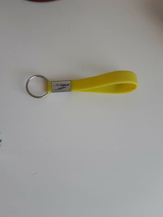 Llavero amarillo nuevo 11cm