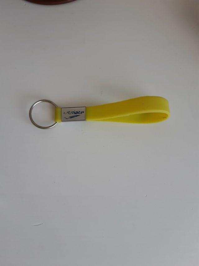 Llavero amarillo nuevo 11cm