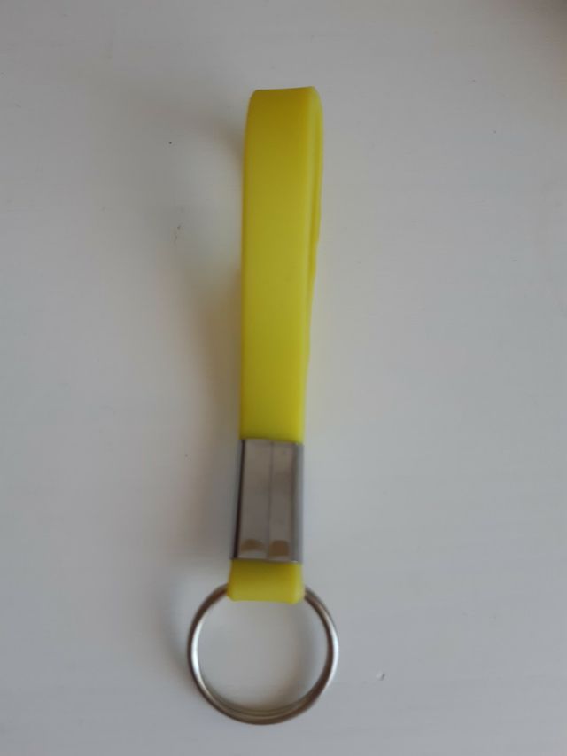 Llavero amarillo nuevo 11cm