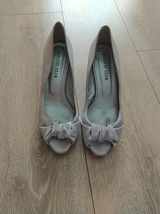 Zapatos fiesta gris perla talla 38 de segunda mano por 5 EUR en Madrid en  WALLAPOP