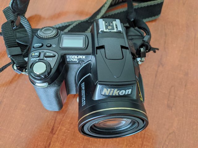 Cámara Nikon Coolpix 8700 con flash Nikon SB24