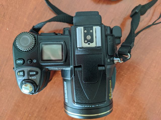 Cámara Nikon Coolpix 8700 con flash Nikon SB24