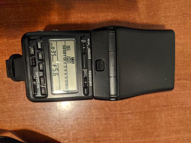 Cámara Nikon Coolpix 8700 con flash Nikon SB24