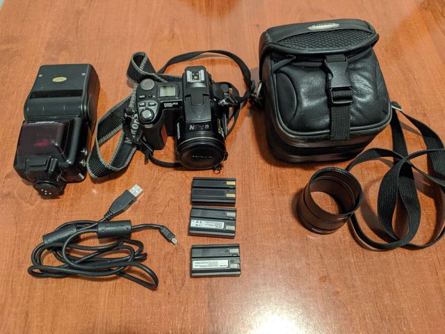 Cámara Nikon Coolpix 8700 con flash Nikon SB24