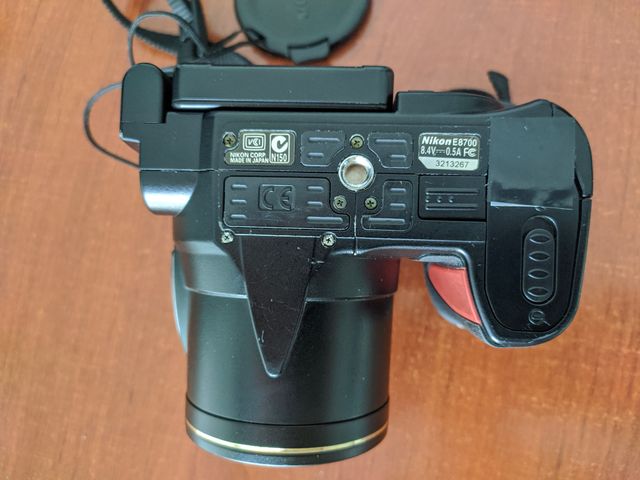 Cámara Nikon Coolpix 8700 con flash Nikon SB24