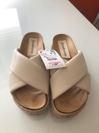 Sandalias cuña stradivarius de segunda mano por 15 EUR en Salamanca en  WALLAPOP