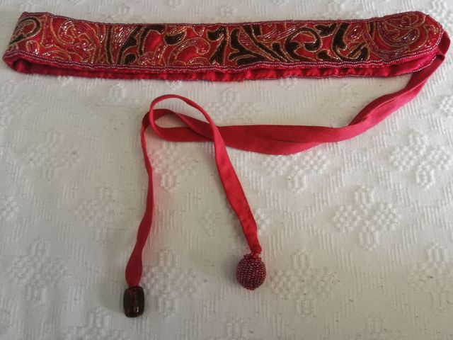 Cinto de seda y abalorios 