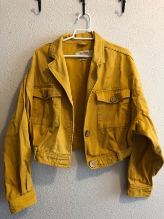 Chaqueta color mostaza de Pull\u0026amp;bear de segunda mano por 8 EUR en  Pontevedra en WALLAPOP