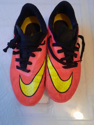 Botas de fútbol Nike N° 35 de segunda mano por 5 EUR en Guadarrama en  WALLAPOP