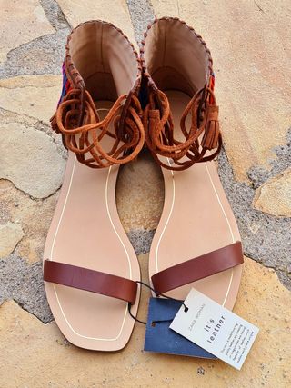 Sandalias planas de piel de zara de segunda mano por 29 EUR en  Castello\\/Castellon de La Plana en WALLAPOP