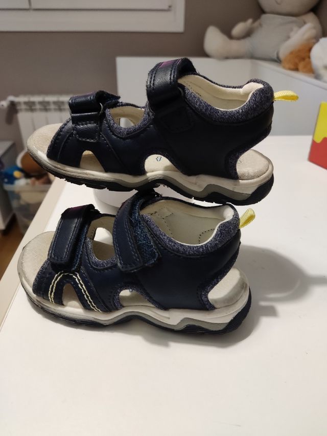 sandalias piel.marca okaibi.