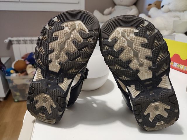 sandalias piel.marca okaibi.